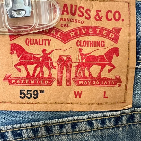 LEVI STRAUSS & CO. MENS STRAIGHT LEG JEAN SIZE 52βX30β LENGTH FADED BLUES. - Picture 13 of 13